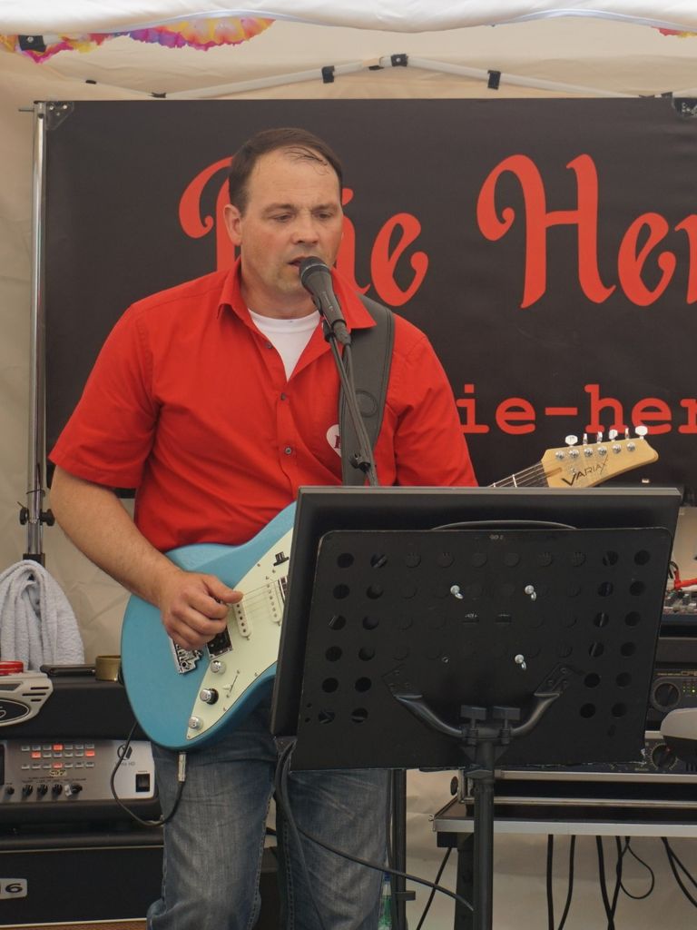 Andre Gitarre u.Gesang